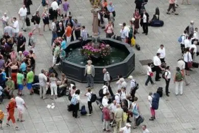 A big group next to a fountain